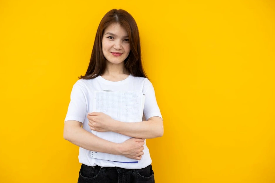 Biblioteca moderna e luminosa di un'università.